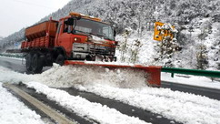 2019年1月5日高发公司鄂西北片区十堰分部在郧十段铲雪作业